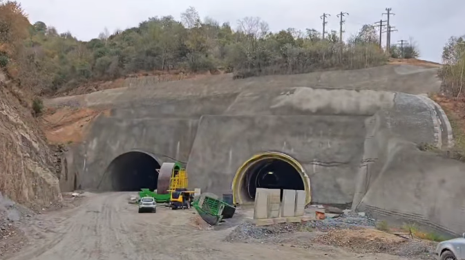 FOTO Autostrada A1 Sibiu – Pitești: Ce progrese au mai făcut turcii de la Mapa – Cengiz la tunelurile Balota și Robești