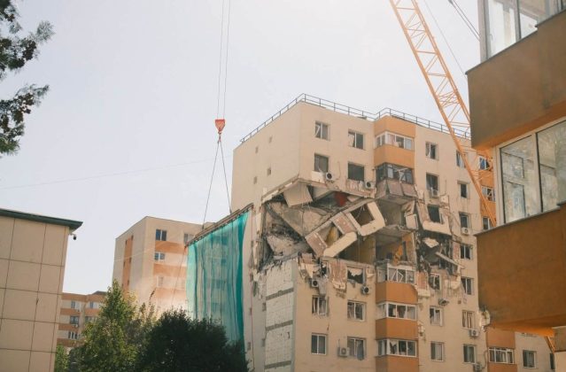 Au fost demolate etajele 5 – 8 ale blocului din Rahova afectat de explozie