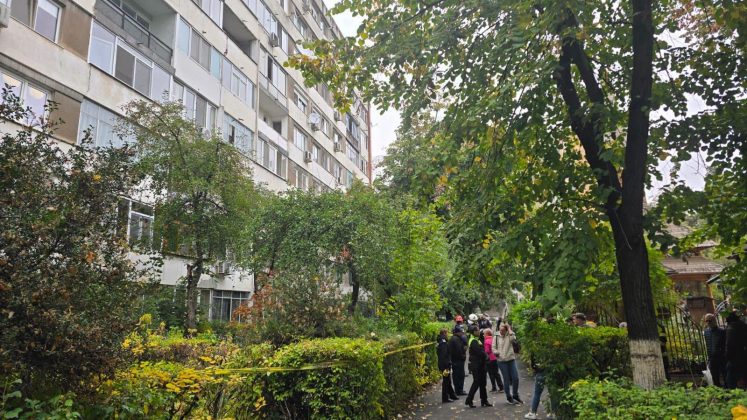 Un bloc de opt etaje din Drumul Taberei a fost evacuat, după ce o crăpătură a fost observată între două scări. Imobilul este încadrat în categoria de risc seismic