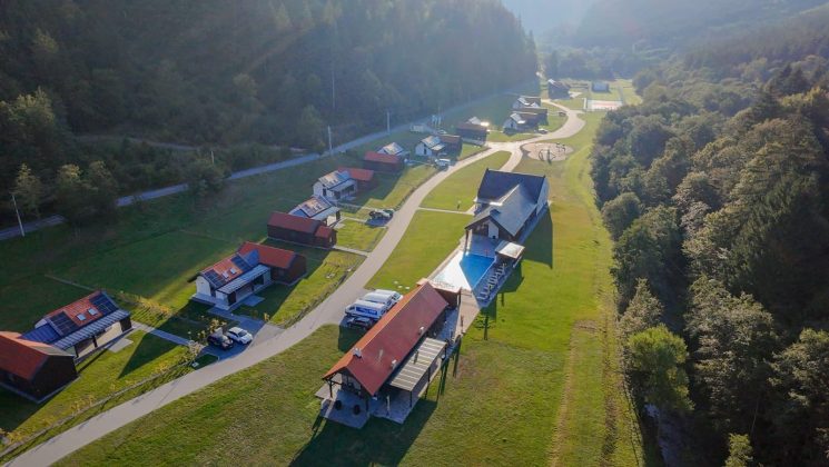 Un resort din Harghita lansează o ofertă pentru cei care lucrează de la distanță. Cât costă să stai o lună de cazare