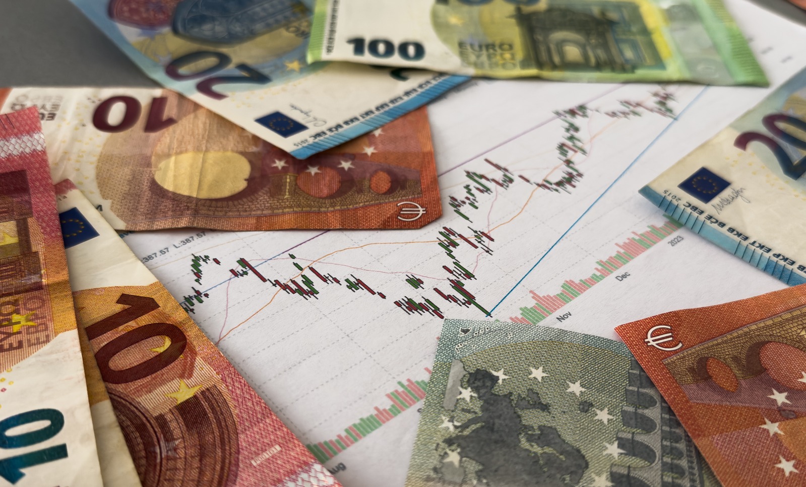 Euro pierde teren în fața dolarului, iar leul atinge un nou minim istoric