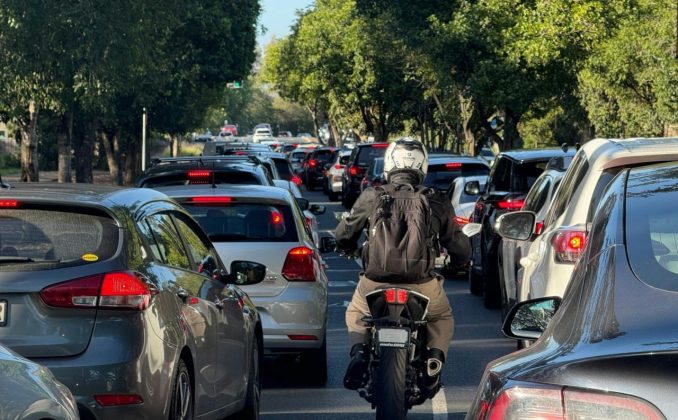 Deputații dau liber motocicletelor și mopedelor să circule pe benzile destinate transportului în comun