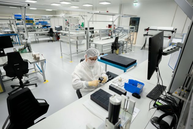 O fabrică din România care produce componente pentru Apple, Samsung, Sony și acceleratorul CERN caută furnizori români. De ce este dificil să îi găsească