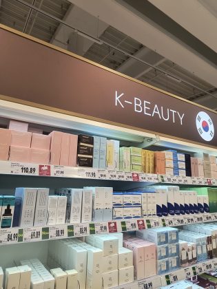 Premieră în retail Kaufland a introdus servicii de make-up și manichiură în magazin