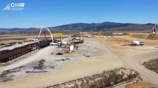 VIDEO Autostrada Unirii A8: Constructorul român Danlin XXL lucrează cu peste 320 de muncitori pe primul său șantier de autostradă