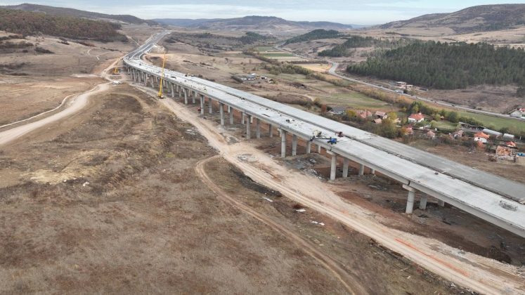 FOTO Autostrada A3 Transilvania: Ce lucrări se mai execută, inclusiv pe ploaie, pe trei șantiere programate pentru inaugurare anul acesta