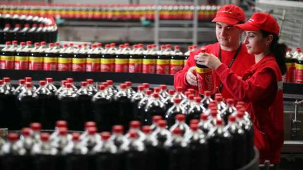 Coca-Cola, Nestle şi Danone au promis că vor modifica etichetele privind reciclarea sticlelor de plastic