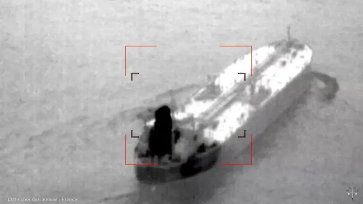 Flotă fantomă Rusia – O navă a fost sechestrată la sud de Reunion pentru „transport ilegal de combustibil”, anunţă Macron