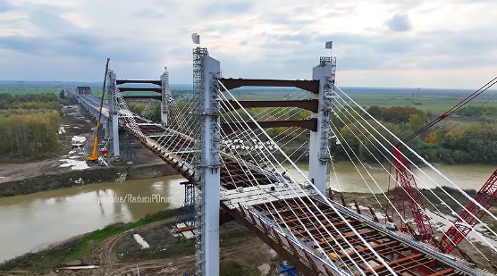 VIDEO Drumul Expres Brăila – Galați: A început montarea cablurilor la hobanele podului peste Siret