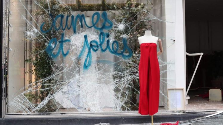 Franța numără pagubele după protestele violente: peste 500 de polițiști răniți și sute de magazine distruse