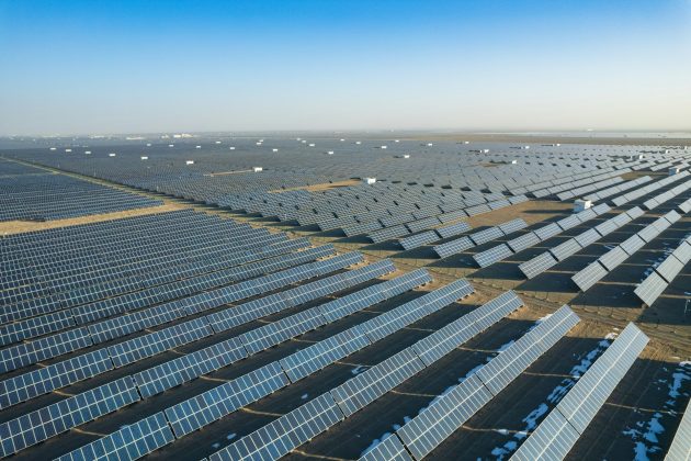 Apare un nou război al resurselor: China restricționează exportul tehnologiilor pentru panouri solare și blochează extinderea producției în SUA și India
