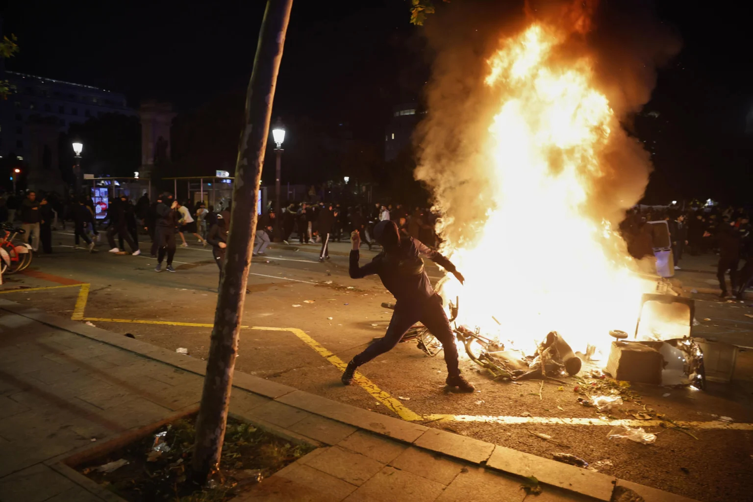 100 de persoane arestate la Barcelona după violențe în Plaza de Catalunya