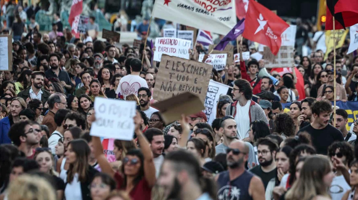 Zeci de mii de oameni au protestat la Lisabona împotriva scumpirilor și crizei locuințelor