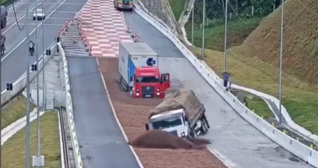 VIDEO Soluție inovatoare pentru camioanele care rămân fără frâne. Rampa de urgență care previne accidente catastrofale