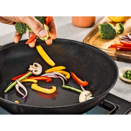 Se vor interzice tigăile antiaderente în Europa? Producătorul Tefal riscă un nou proces în Franța, iar UE pregătește noi reguli din 2027