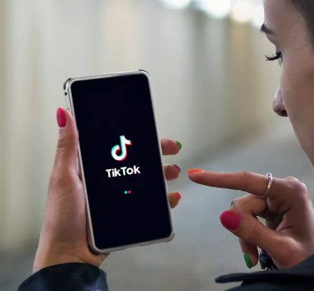 Patronul Politico şi The Telegraph vrea să cumpere divizia europeană a TikTok – media