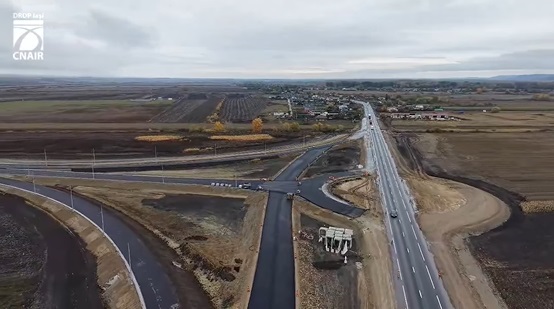 VIDEO Autostrada A7 Bacău – Pașcani: Ce lucrări execută pe ploaie muncitorii lui Umbrărescu pe lotul 1, ajuns la 71,70%
